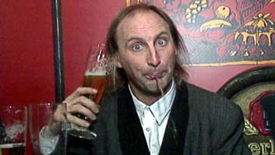 Otto spuckt Bier